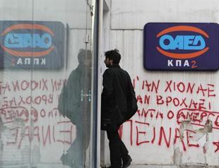 Jobless man shoots two, takes hostages in Greece