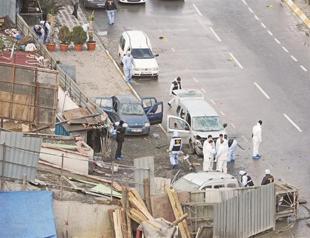 Bomb blast in Istanbul targets police, wounds 16