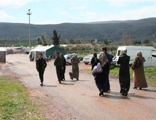Syrians flee to Turkey as Syria plants mines on border