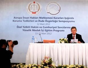 Translator crisis halts international symposium with Gladio prosecutor