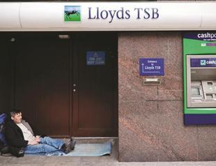 Rating agency lowers its outlook on UK to negative