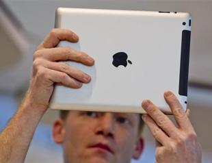 Apple fans snap up new iPad, but response muted
