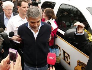 Clooney arrested in protest at Sudanese Embassy
