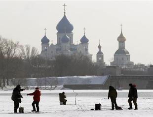 Russia rescues 675 anglers off drifting ice sheet
