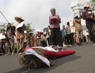 China arrests 22 ethnic Mongols in land protest: group