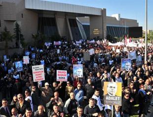 İzmir mayor on trial over embezzlement charges