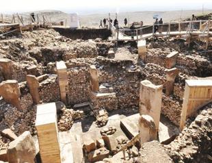 Archaeologist pays for stolen statue’s head