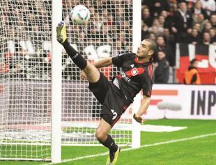 Leverkusen set to take tough Barcelona test