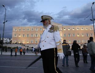 Small Greek pension funds oppose debt swap