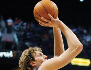 Nowitzki leads as Mavs stop ‘Linsanity’