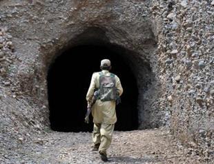 Avalanche buries at least 100 Pakistani soldiers, search postponed