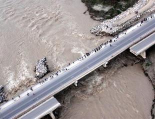 One dead in Turkey bridge collapse, 14 remain missing