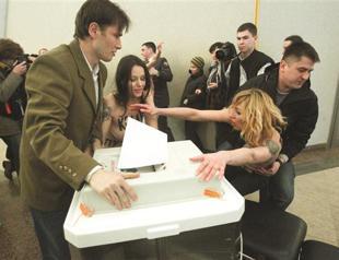 Scrutinized by webcams, Russia votes for Kremlin