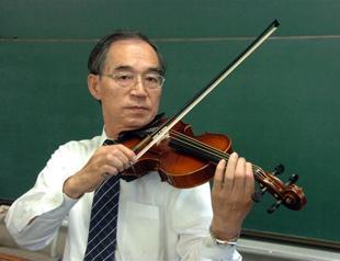 Japan scientist makes violin strings from spider silk