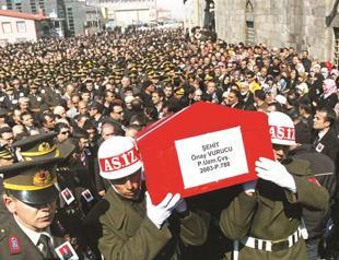 Thousands gather for farewell to soldiers