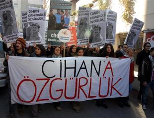 Turkish court releases student jailed over poshu scarf