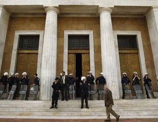 Firebomb explodes at Greek government office