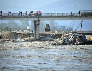 Second collapse where bridge fell in northern Turkey