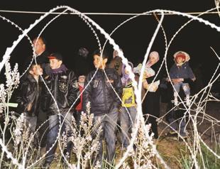 Critical day for Syria as fight spills into Turkey