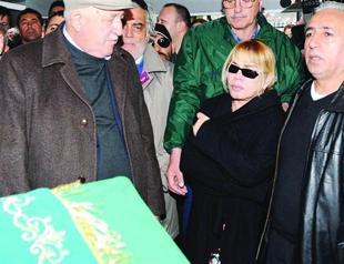 Art world gathers to bid farewell to Okay