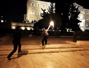Journalists hurt in clashes after retirees suicide in Athens: police