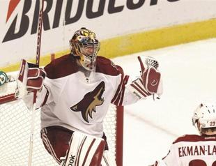 Coyotes beat Blackhawks to advance