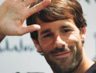 Ruud Van Nistelrooy hangs boots