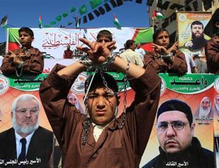 1,200 Palestinian prisoners begin hunger strike