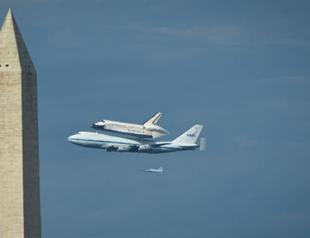 Space shuttle Discovery salutes US capital