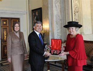 President Gül receives Dutch honor medal