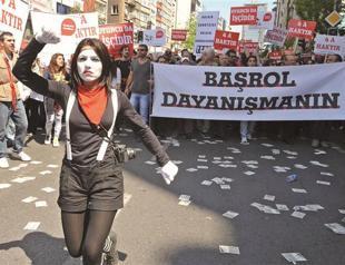 Government to pick plays to support, says Turkish PM