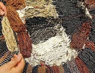 Prayer beads meet collectors at coffee shop
