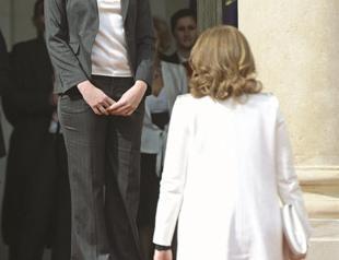 Hollande sworn in and flies to chancellor