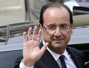 Hollande changes plane after lightning strike
