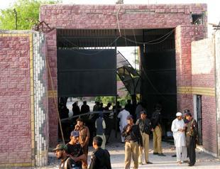 Nearly 400 escape in Pakistan jailbreak