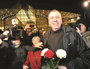 Lukashenko frees critics after pressure from EU