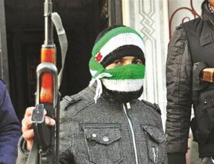 First UN observers arrive in Syria amid faltering lull