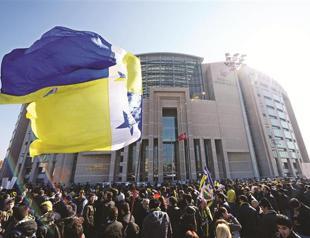 Fenerbahçe fans preparing for rally outside courthouse