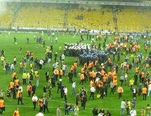 Fener fans clash with police as Galatasaray wins championship