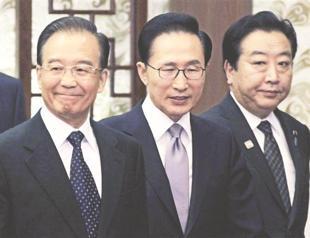 Asian giants strike deal to start talks on three-way trade pact