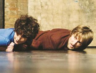 Performance show based on silence at Salon İKSV