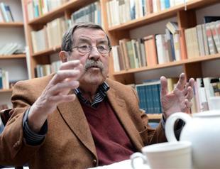 Günter Grass remains head of German PEN