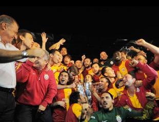 Galatasaray handed over league trophy in the dark