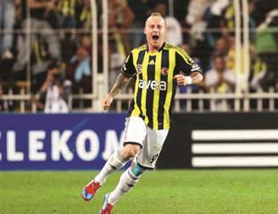 Fenerbahçe keeps pace with leader