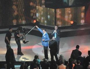 İbrahim Tatlıses tosses away walking stick at award ceremony