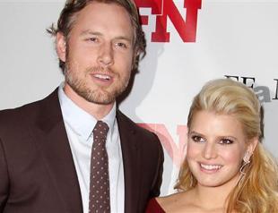 Jessica Simpson gives birth to baby girl