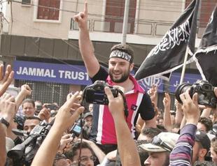 Syrian suburbs raided after bomb kills five in Damascus