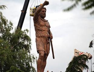Macedonian capital gets new king-sized statue