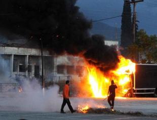 Golden Dawn clashes with police over migrants