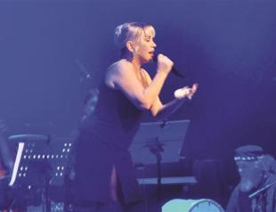 Turkish pop diva unplugged on western stage